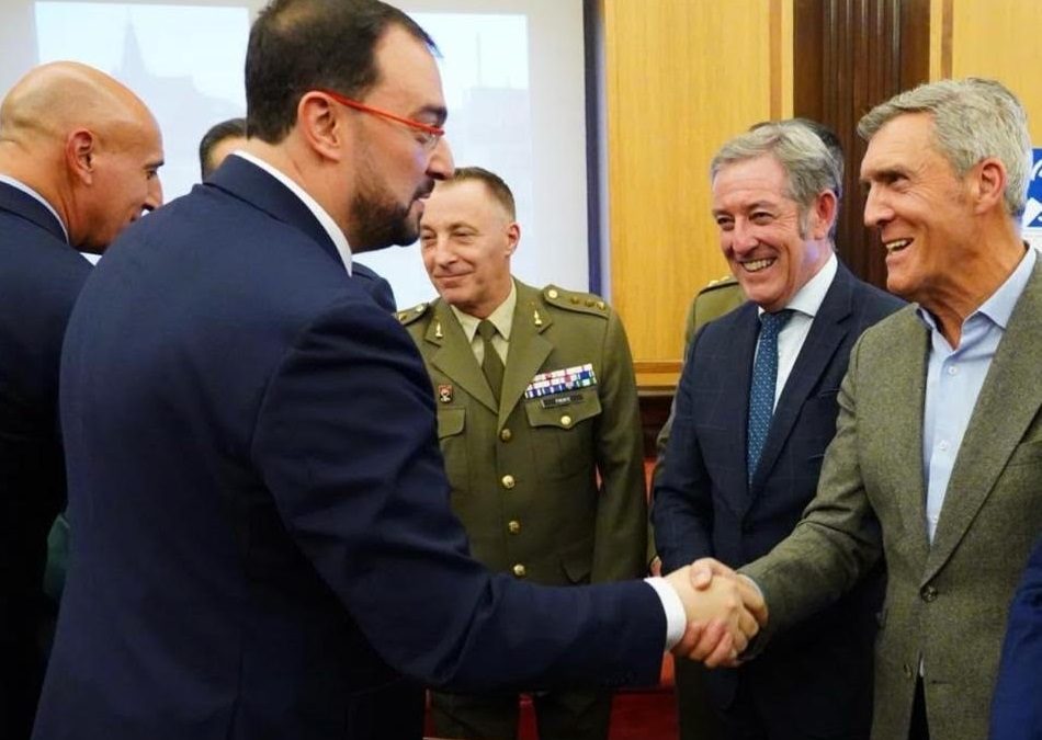 Recepción al Presidente del Principado de Asturias, Adrián Barbón, en el salón de Plenos en el Ayuntamiento de León