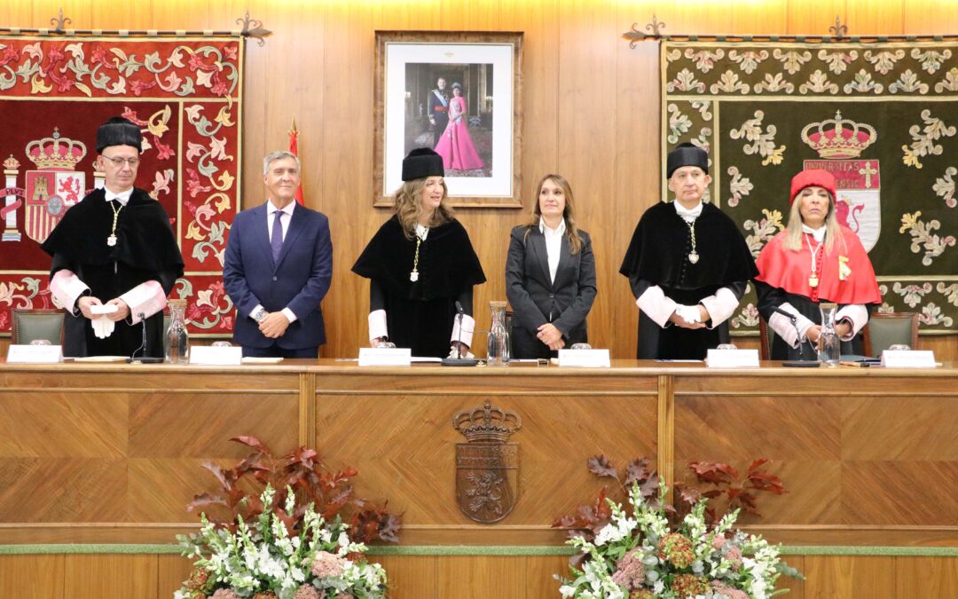 La ULe inaugura curso académico con datos récord de matrícula, el avance del grado en Medicina y reivindicando una financiación “plurianual, justa y suficiente”